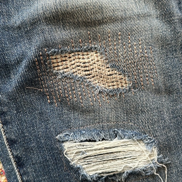 “SoHo New York & Company” embellished distressed boyfriend jeans P2 - Picture 3 of 6